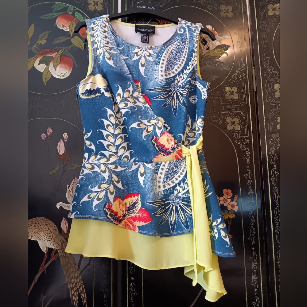 Frank Lyman Design Blue Floral Sleeveless Blouse with Yellow Tie